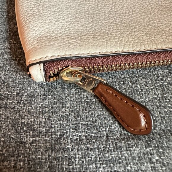 NWT! RARE! F77886 COACH X WHISBE VANDAL GUMMY BEAR LARGE WRISTLET 30 CHALK POUCH - Picture 5 of 8